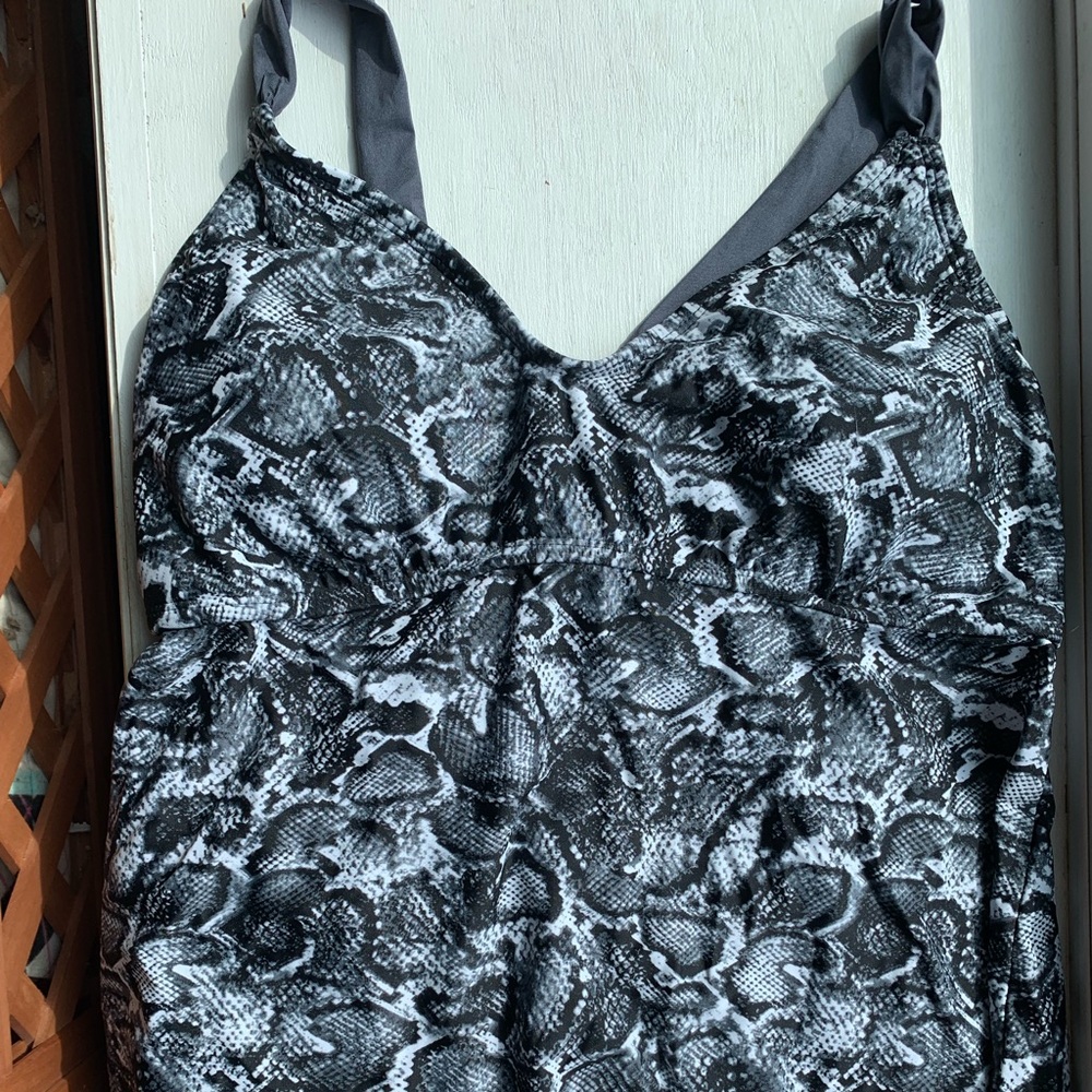 Women’s crisscross back swim top